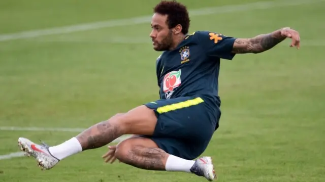 Neymar akipiga mpira