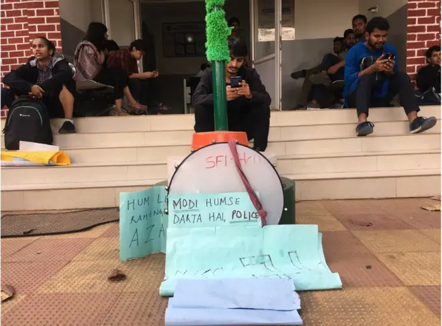 హెచ్‌సీయూ విద్యార్థులు