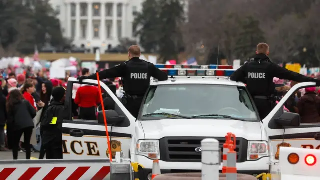 Policía vigila los alrededores de la Casa Blanca.