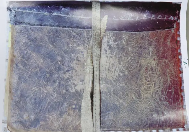 Кол жазманы эскиче мукабалап, сырты калың төөнүн терисинен жасалган мукаба.