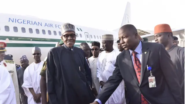 Shugaba Muhammadu Buhari lokacin da ya sauka a Kaduna