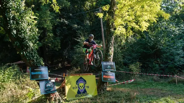 Da li je to avion? Ne, to je leteći bicikl