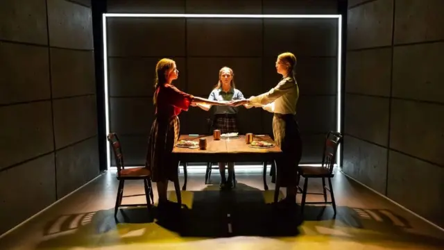 Predstava, Hitlerove degustatorke, smeštena je u istorijski trenutak, ali ih zamišlja kao savremene tinejdžerke