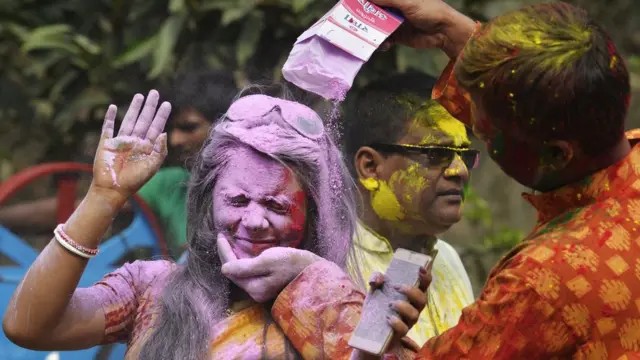 হোলি উৎসবে রঙের খেলা; কিন্তু প্রায়শই নারীরা নিগৃহীত হন।