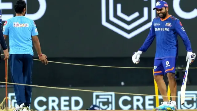 मुक़ाबले से पहले अमित मिश्रा के साथ रोहित शर्मा