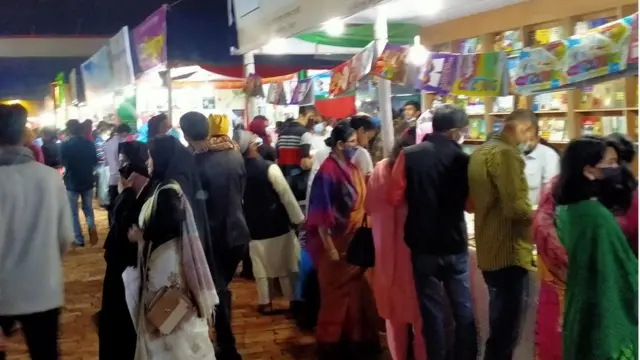 বইমেলায় পাঠকদের সমাবেশ