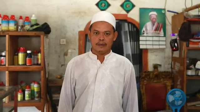 Warga desa Sukahurip.