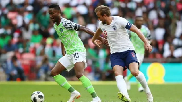 Mikel n fẹsẹwọnsẹ pẹlu agbabọọlu Ilẹ Gẹẹsi