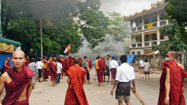 လုံထိန်းနဲ့ ရဲတွေပိတ်ထားတဲ့အတွက် လူအုပ်ဟာ ကစဉ့်ကလျားနဲ့ ဦးတည်ရာမဲ့ ထွက်ပြေးနေပြီး လမ်းဘေးမြောင်းကြီးတွေထဲ အကုန်ပြေးဆင်းကြ