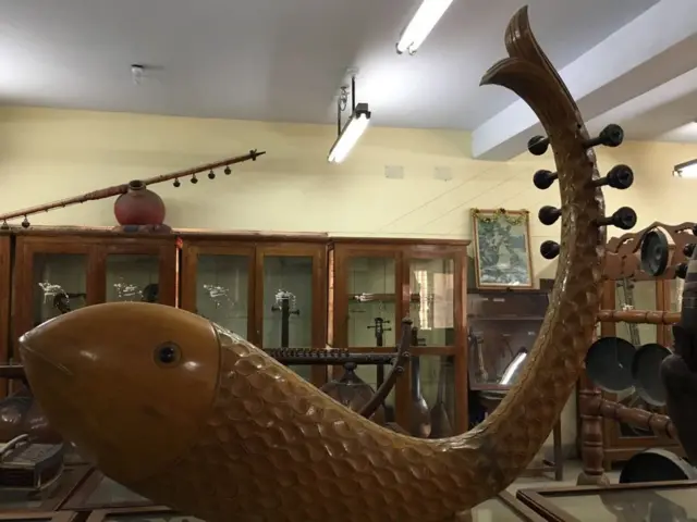 மீன் வடிவத்திலுள்ள யாழ்