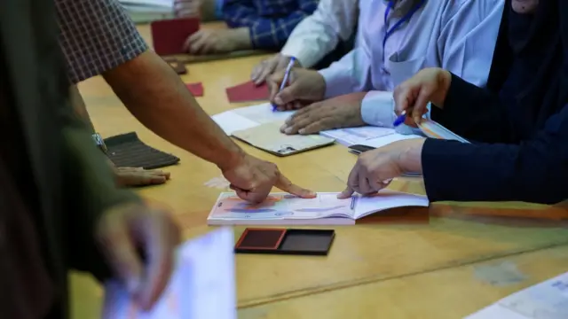 ایران کې د ولسمشریزو ټاکنو دولسمه دوره او د ښارونو او کلیو د اسلامي شورا د ټاکنو پنځمه دوره له روانه ده.