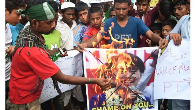 ผู้ประท้วงในการาจี ปากีสถานเผารูปนางซูจี