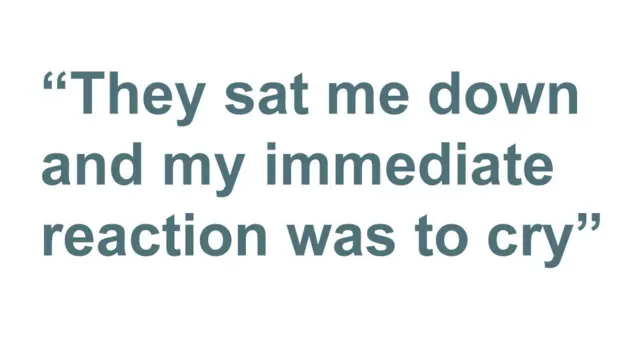 "그들 앞에 앉자마자 울먹였다"