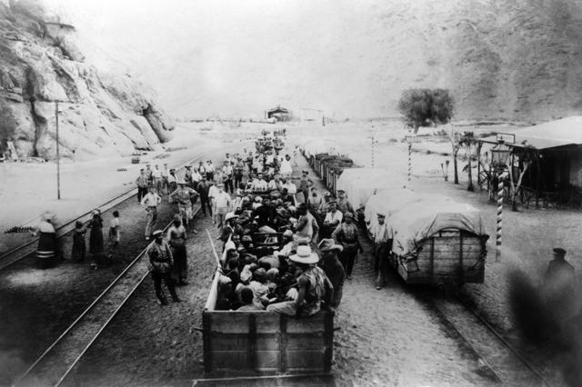 Un tren que transportaba prisioneros herero al campo de concentración (1904)
