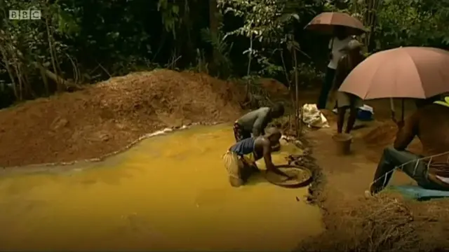 সিয়েরা লিওনের অনেকের পেশা হীরা খোঁজা