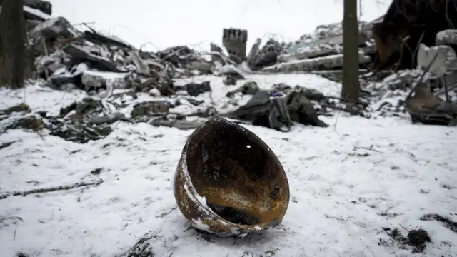 Каска на землі