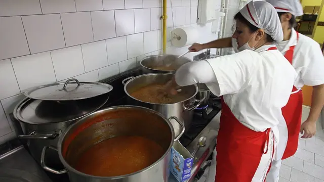 okulda yemek dağıtımı