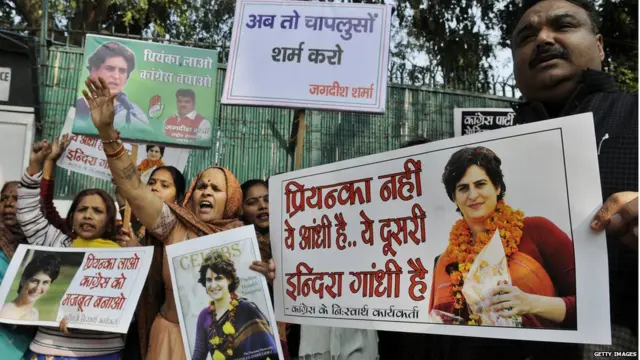 2015 ਵਿੱਚ ਦਿੱਲੀ ਦੀਆਂ ਵਿਧਾਨ ਸਭਾ ਚੋਣਾਂ ਵਿੱਚ ਹਾਰ ਤੋਂ ਬਾਅਦ ਕਾਂਗਰਸ ਸਮਰਥਕ ਪ੍ਰਿਅੰਕਾ ਨੂੰ ਪਾਰਟੀ 'ਚ ਸਰਗਰਮ ਤੌਰ 'ਤੇ ਲਿਆਉਣ ਦੀ ਮੰਗ ਕਰਦੇ ਹੋਏ