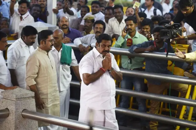 அதிமுக அணிகள் இணைப்பு: பேரத்தின் பின்னணி என்ன?