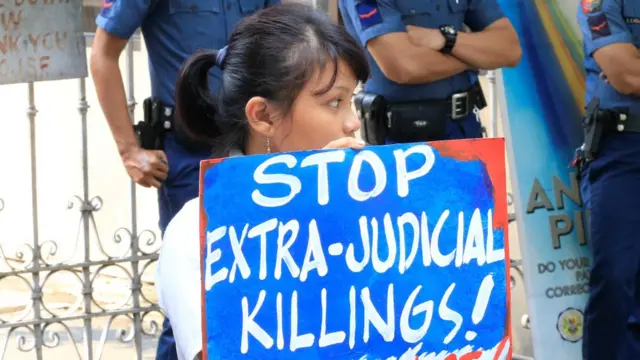 "Detengan los asesinatos extrajudiciales", decía en una pancarta que sujetaba una manifestante en Manila este jueves.