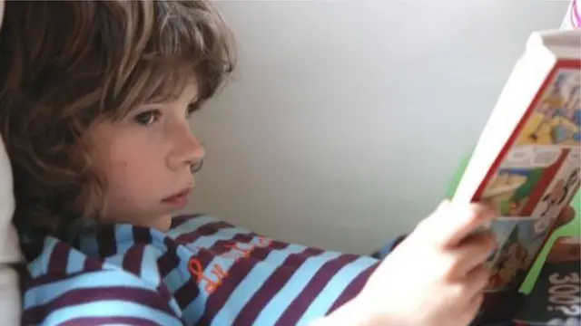 किताब पढ़ता बच्चा