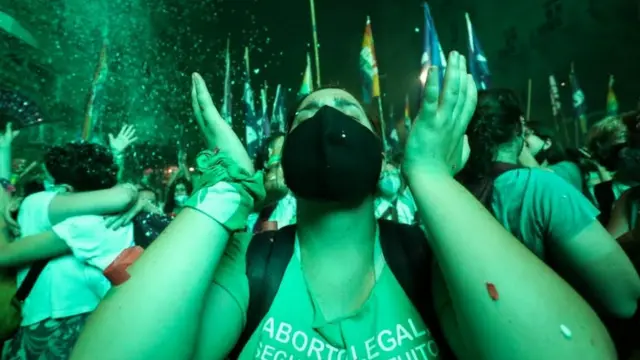 Manifestantes pró-legalização do aborto comemoram aprovação do projetobetfast app downloadlei