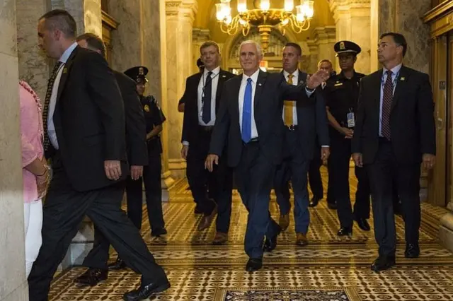 En el centro, el vicepresidente de Estados Unidos, el republicano Mike Pence.