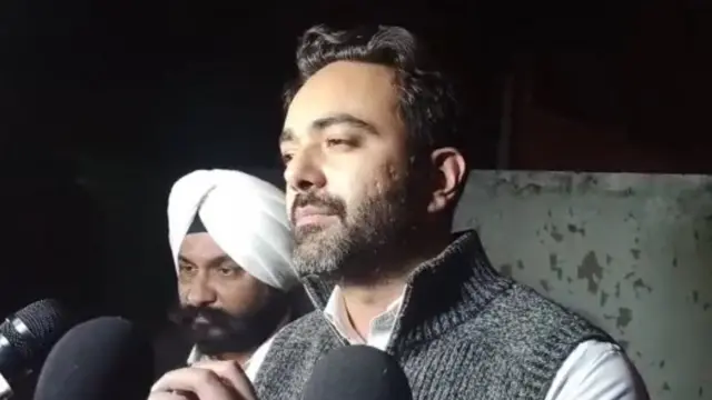 ਸੁਖਪਾਲ ਸਿੰਘ ਖਹਿਰਾ ਦੇ ਪੁੱਤਰ ਮਹਿਤਾਬ ਸਿੰਘ ਪੱਤਰਕਾਰਾਂ ਨੂੰ ਜਾਣਕਾਰੀ ਦਿੰਦੇ ਹੋਏ