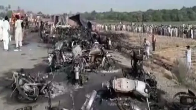 பாகிஸ்தானில் டாங்கர் லாரி கவிழ்ந்து விபத்து: 123 பேர் பலி