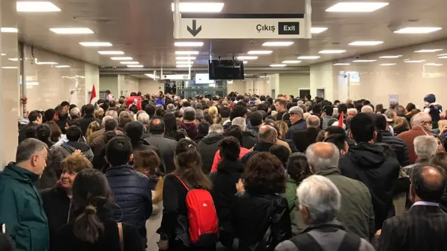 duraktaki kalabalık