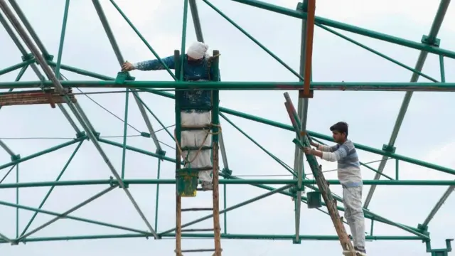 બાંધકામ કરી રહેલી વ્યક્તિની તસવીર