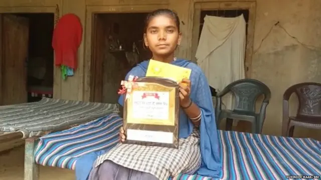 ਸਰਕਾਰੀ ਅਫ਼ਸਰਾਂ, ਮੀਡੀਆ ਵਾਲਿਆਂ ਤੇ ਜਸਪ੍ਰੀਤ ਕੌਰ ਨੂੰ ਸਨਮਾਨਿਤ ਕਰਨ ਲਈ ਕਾਹਲੇ ਸਮਾਜ ਸੇਵੀਆਂ ਦੀਆਂ ਗੱਡੀਆਂ ਵਰ੍ਹ ਦੇ ਮੀਂਹ ਤੇ ਪਿੰਡ ਦੀਆਂ ਗਲੀਆਂ 'ਚ ਹੋਏ ਚਿੱਕੜ ਦੀ ਪਰਵਾਹ ਕੀਤੇ ਬਗੈਰ ਇਸ ਕੁੜੀ ਦੇ ਘਰ ਨੂੰ ਆਈਆਂ