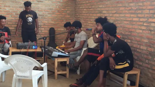 ስደተኛታት ኣብ ማእከል ጋሾራ ሙዚቃ እናተጻወቱ