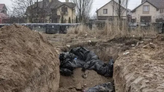 Banyak yang dimakamkan di pemakaman massal setelah kota itu dikuasai kembali.