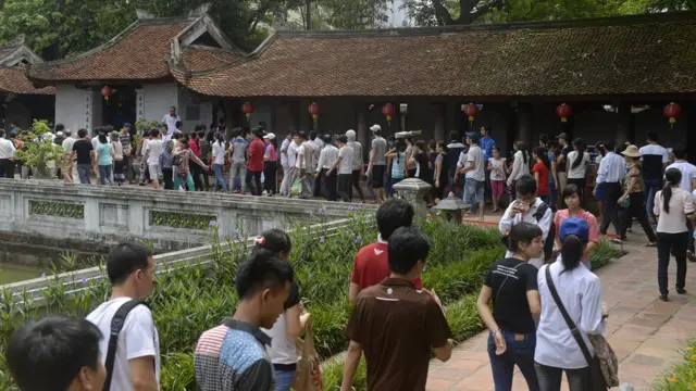 Nhiều sĩ tử đi cầu may ở Văn miếu Quốc Tử Giám