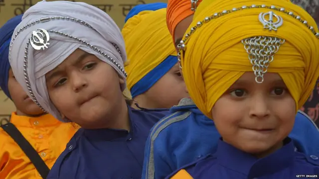 ਅੰਮ੍ਰਿਤ ਛਕਣ ਤੋਂ ਬਾਅਦ ਸਿੱਖਾਂ ਨੂੰ ਪੰਜ ਕਕਾਰਾਂ ਦਾ ਧਾਰਣੀ ਹੋਣ ਦਾ ਹੁਕਮ ਦਿੱਤਾ ਗਿਆ