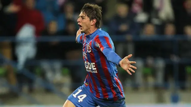 El delantero argentino de Caen, Emiliano Sala, celebra después de marcar un gol durante el partido de fútbol francés L1 entre Caen (SMC) y Lens (RCL) el 21 de febrero de 2015 en el estadio Michel d'Ornano en Caen, noroeste de Francia.