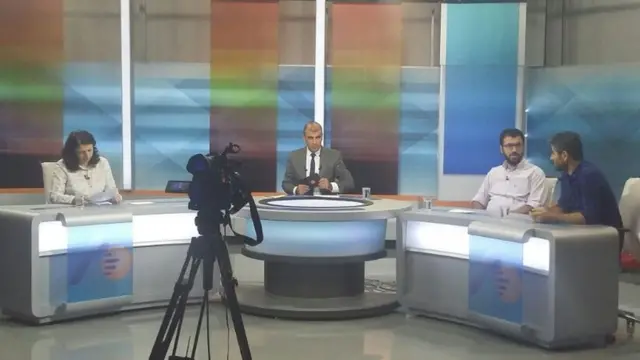 Lokman Aydoğan (ortada) bir yayın sırasında.