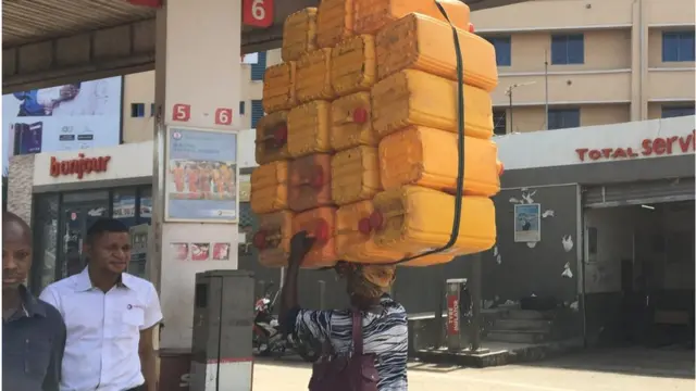 Arabinrin kan n ko ọpọ jala epo ru