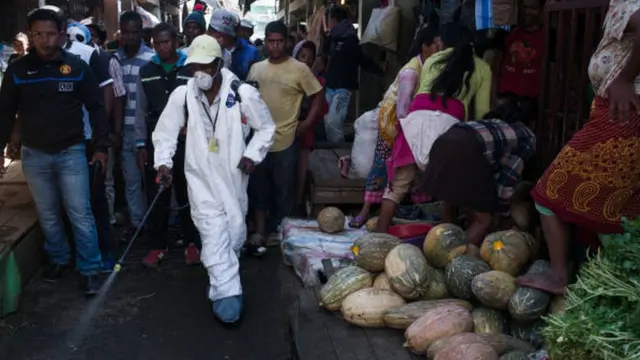People give chance as government worker dey spray disinfectant for market inside Anosibe