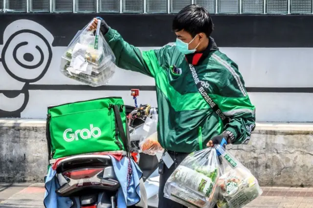 พนักงานรับส่งสินค้า