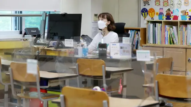 수도권 학교들이 전면 원격수업에 들어간 14일 서울 노원구의 원광초등학교에서 교사가 원격수업을 하고 있다