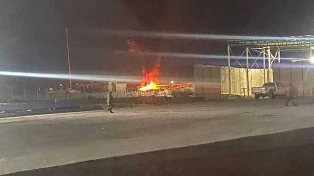 تصویر تسنیم از حمله ۱۷ آبان به کاروانی از تانکرهای حامل سوخت در گذرگاه مرزی عراق و سوریه