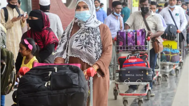 বিমানবন্দরে যাত্রীদের লাইন