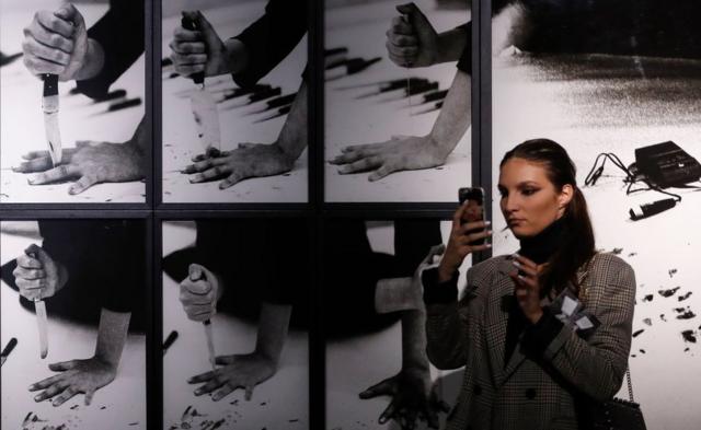 Visitante se toma fotos con una de las obras de Marina Abramovic expuesta en la exposición "The Cleaner" del Museo de Arte Contemporáneo de Belgrado, Serbia, en 2019.