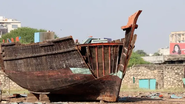 ख़राब पड़ी नाव