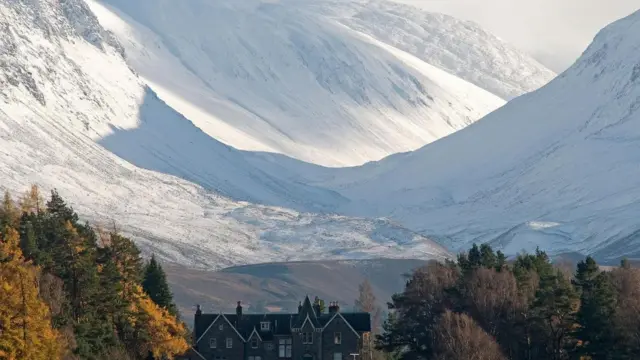 Усадьба Драминтоул-Лодж, примостившаяся у подножия Кэрнгормса, - не совсем обычное место для размещения школы командного состава времен Второй мировой войны