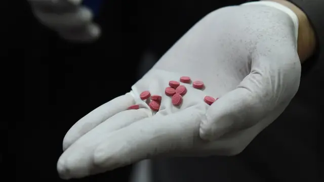 စိတ်ကြွဆေးတွေဟာ မြန်မာနိုင်ငံနဲ့ ဒေသတွင်းကနေ ထွက်တာများပေမယ့် အနောက်နိုင်ငံတွေကနေလည်း အခုနှစ်ပိုင်းအတွင်း စာတိုက်က တစ်ဆင့် ရောက်လာနေပါတယ်။