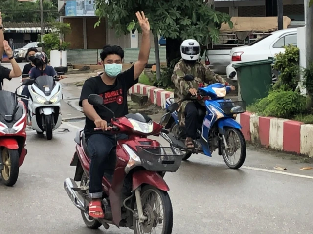 กิจกรรมคาร์ม็อบที่ อ.แม่สอด จ.ตาก นำโดยแนวร่วมคณะราษฎรแม่สอด มีรถยนต์กว่า 100 คันเข้าร่วม โดยไปรวมตัวกันบริเวณหน้าห้างโรบินสันแม่สอด