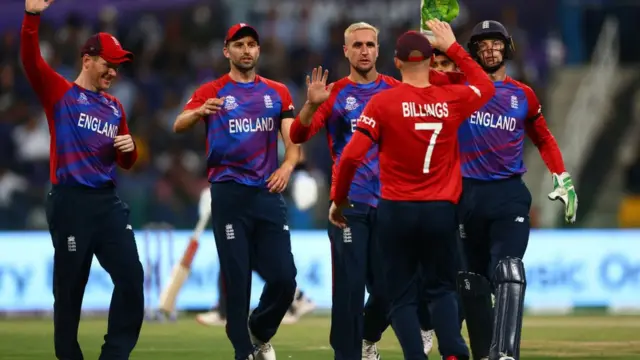 গ্লেন ফিলিপসের উইকেট নেবার পর ইংল্যান্ড দলের উচ্ছ্বাস